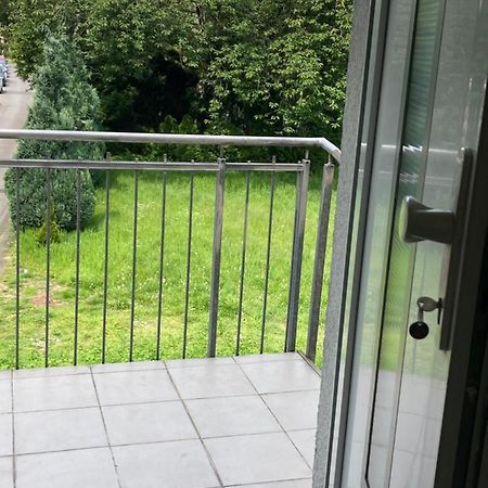 Toll Apartment Mit Privatem Eingang Free Parking Slbst Check-In Netflix 30 Zone Ruhig Duisburgo Esterno foto