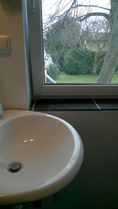 Toll Apartment Mit Privatem Eingang Free Parking Slbst Check-In Netflix 30 Zone Ruhig Duisburgo Esterno foto